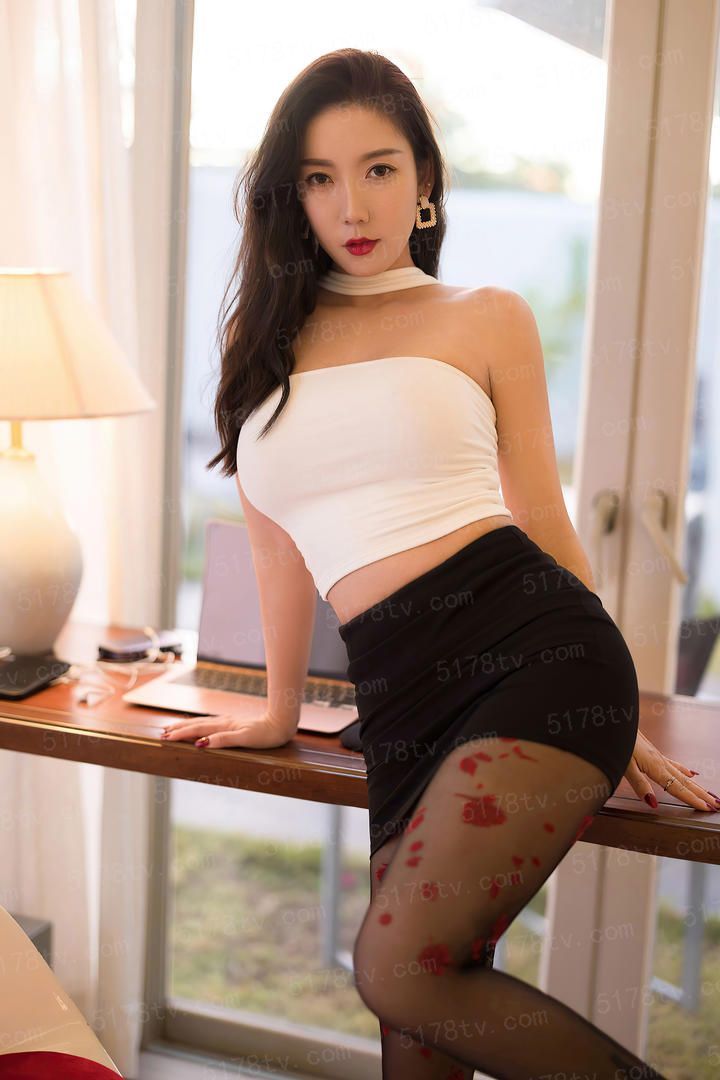 烟水阔，花如是